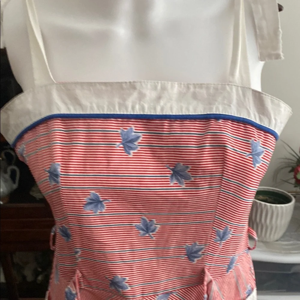 Chic Red Dress with Blue Floral Accents - Picture 5 of 6